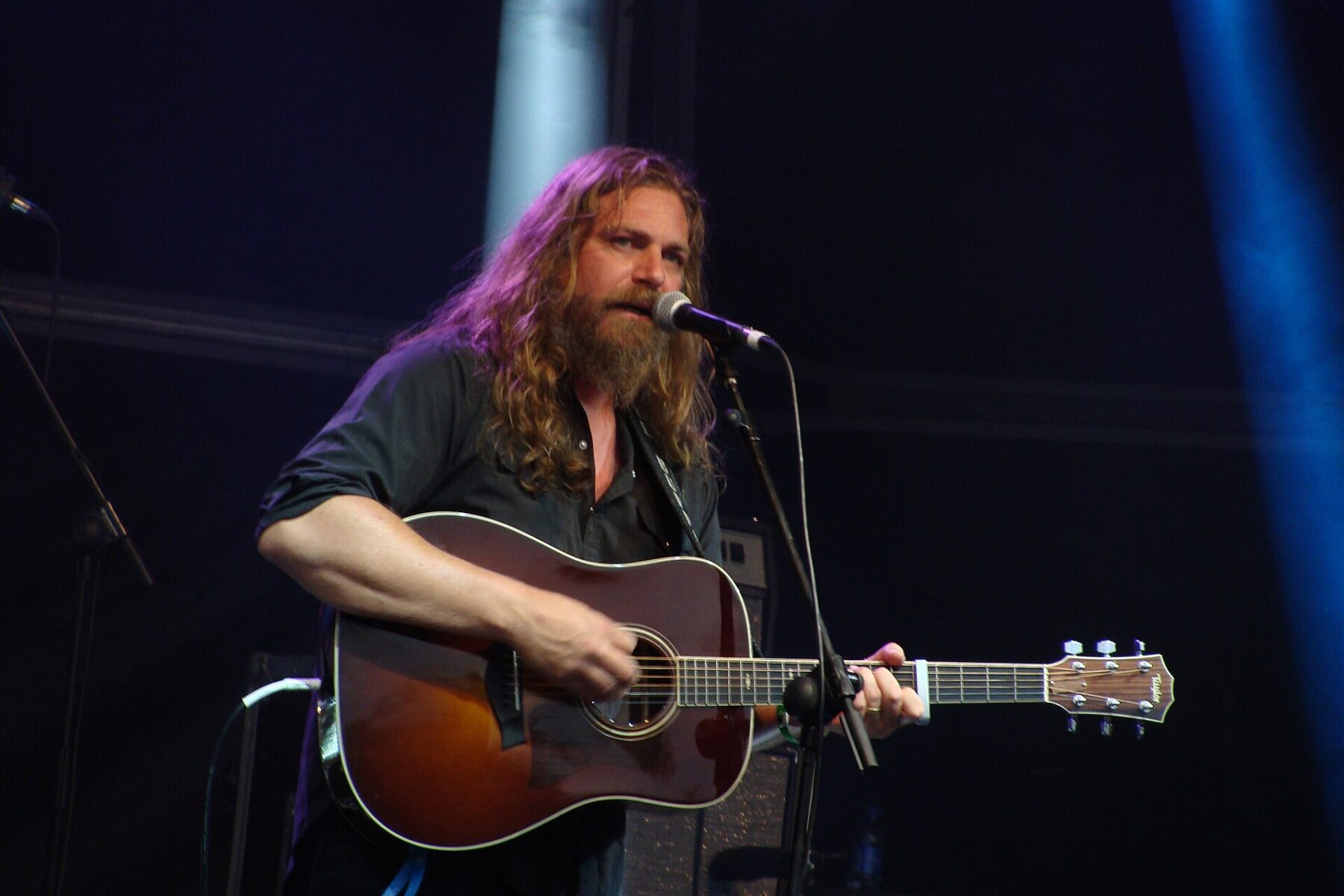 The White Buffalo performing — Jake Smith's project tours eight Brazilian cities in November 2026