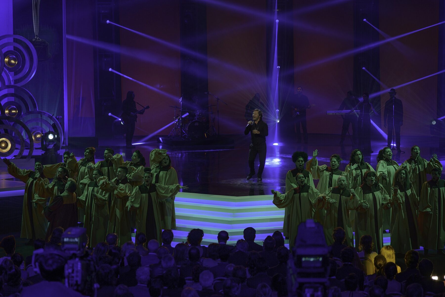 Diego Torres performing live — the Argentine singer presents 'Mi norte y mi sur' at Montevideo's Antel Arena on December 3, 2026