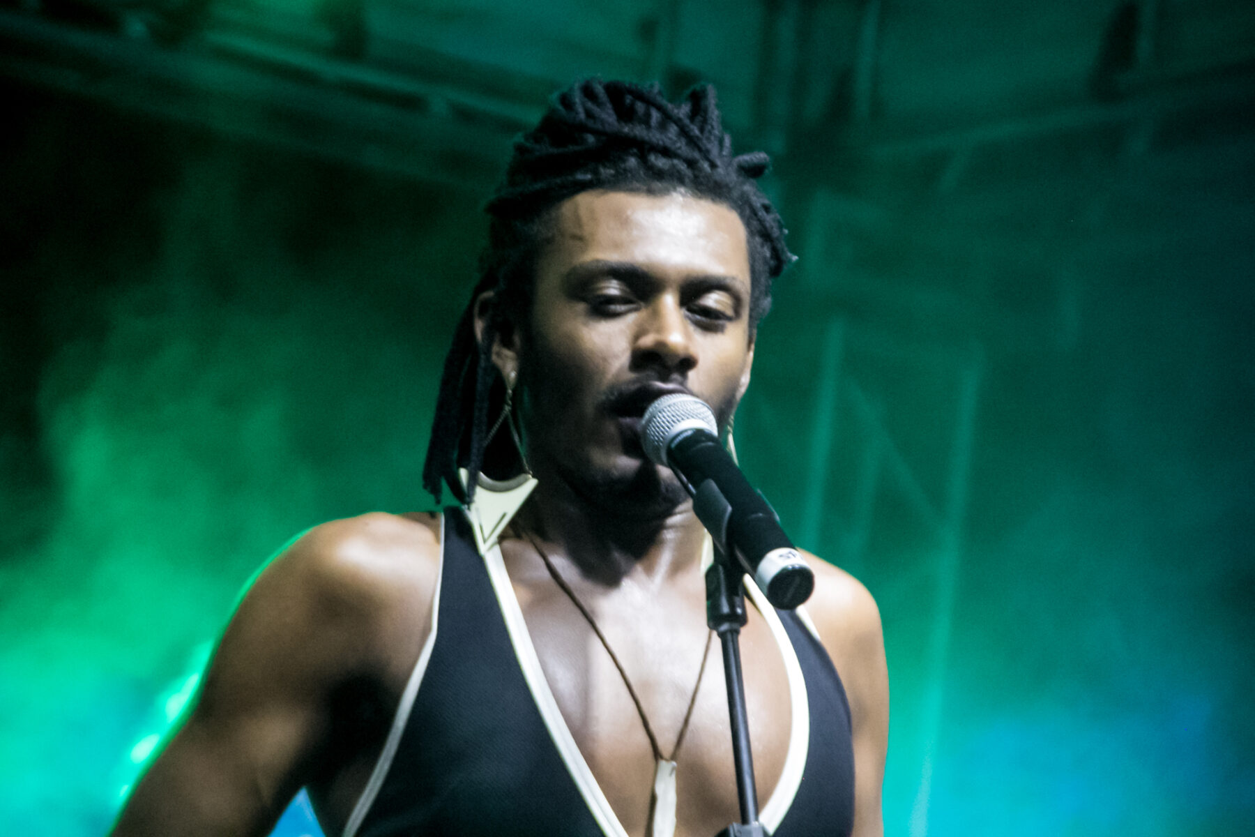 Liniker on stage — the 'Bye Bye Caju' farewell tour plays Salvador's Arena Fonte Nova on November 7, 2026
