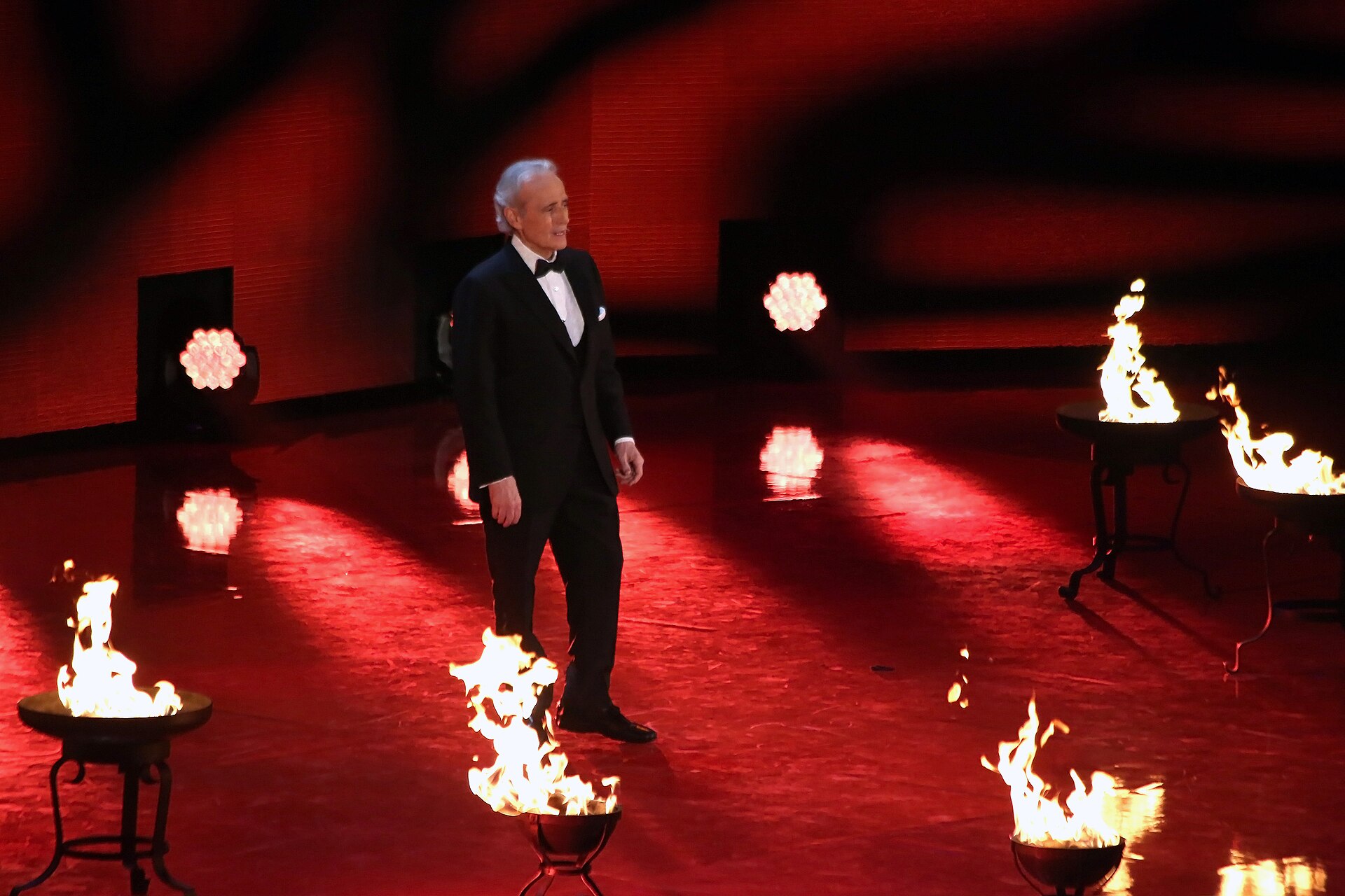 Tenor Jose Carreras performing on stage — his farewell tour's three Brazil dates were cancelled on September 15, 2026