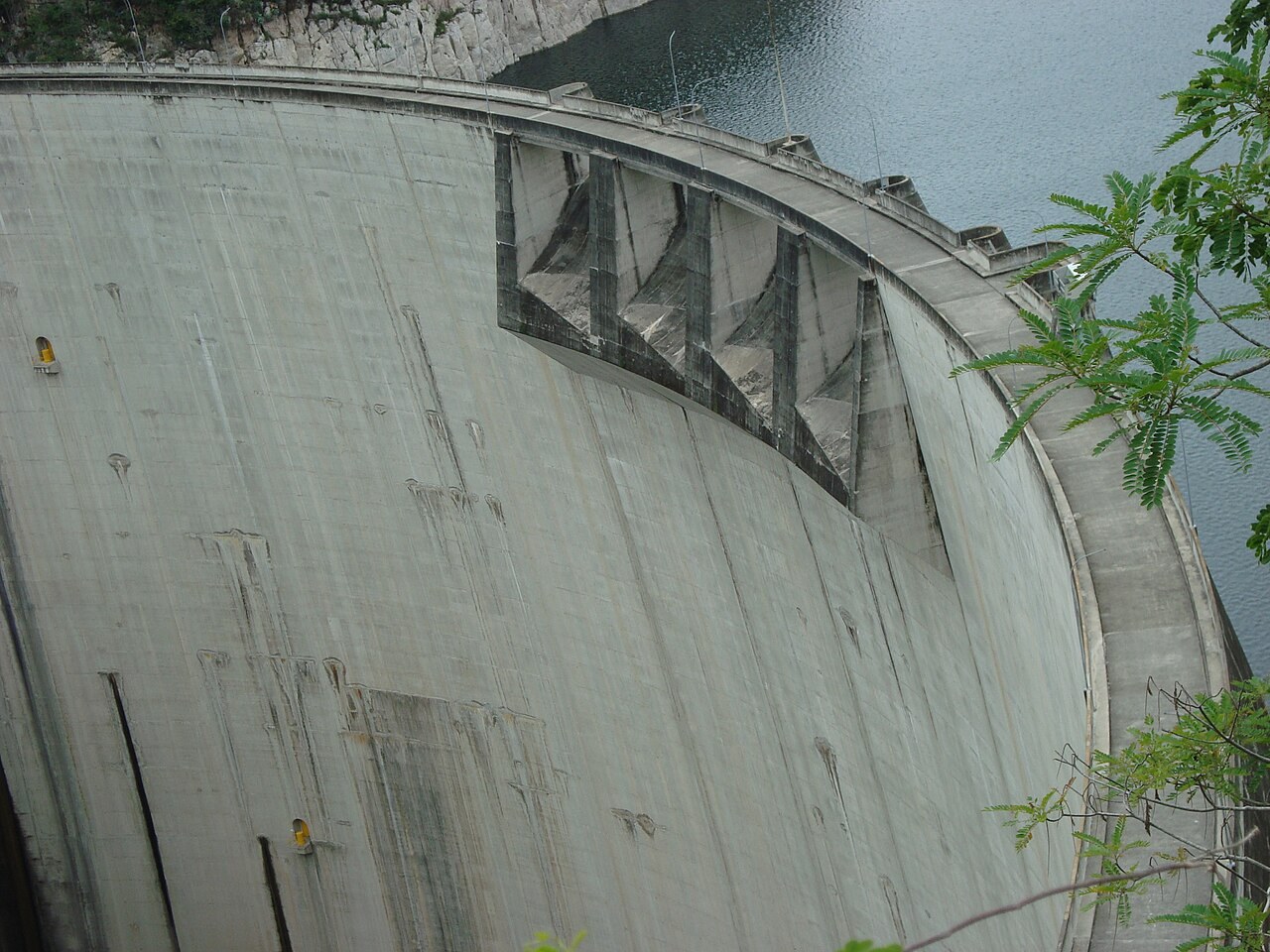 Honduras electricity tariff - Curved concrete wall of the El Cajón hydroelectric dam in Honduras