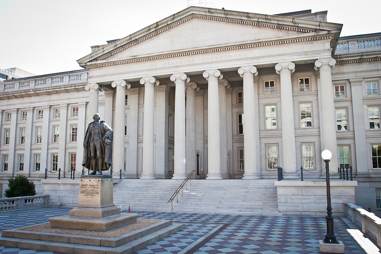 US long-term yields - North entrance of the US Treasury Building in Washington with the Albert Gallatin statue