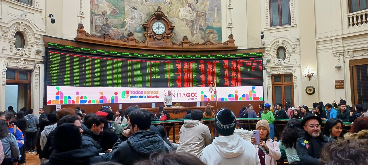 US long-term yields - Visitors in the main hall of the Santiago Stock Exchange beneath price boards