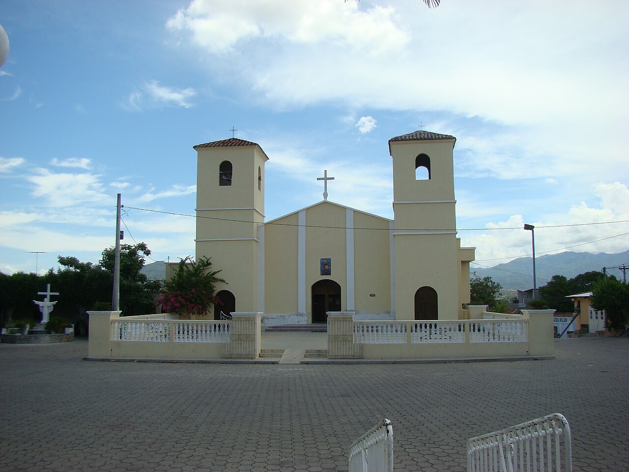 Guatemala Huité attack - Yellow twin-towered church on a square in Estanzuela, Zacapa