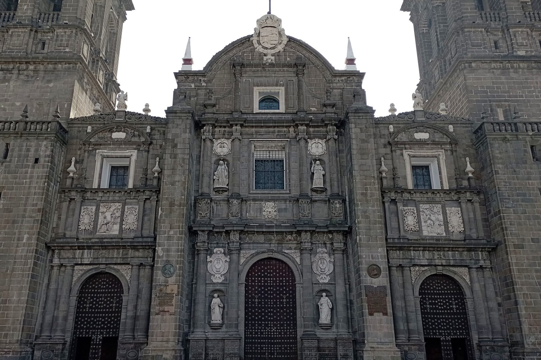 The cathedral in the city of Puebla, Mexico, next to San Andrés Cholula, where Foro Cholula hosts Tecate Comuna on 28 November 2026