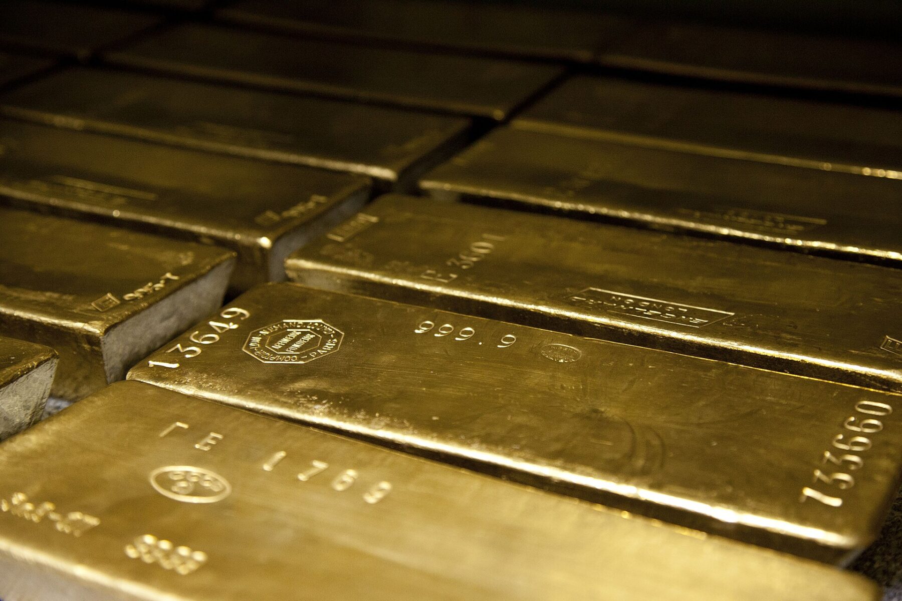 Rows of 400-ounce 999.9 fine gold bars
