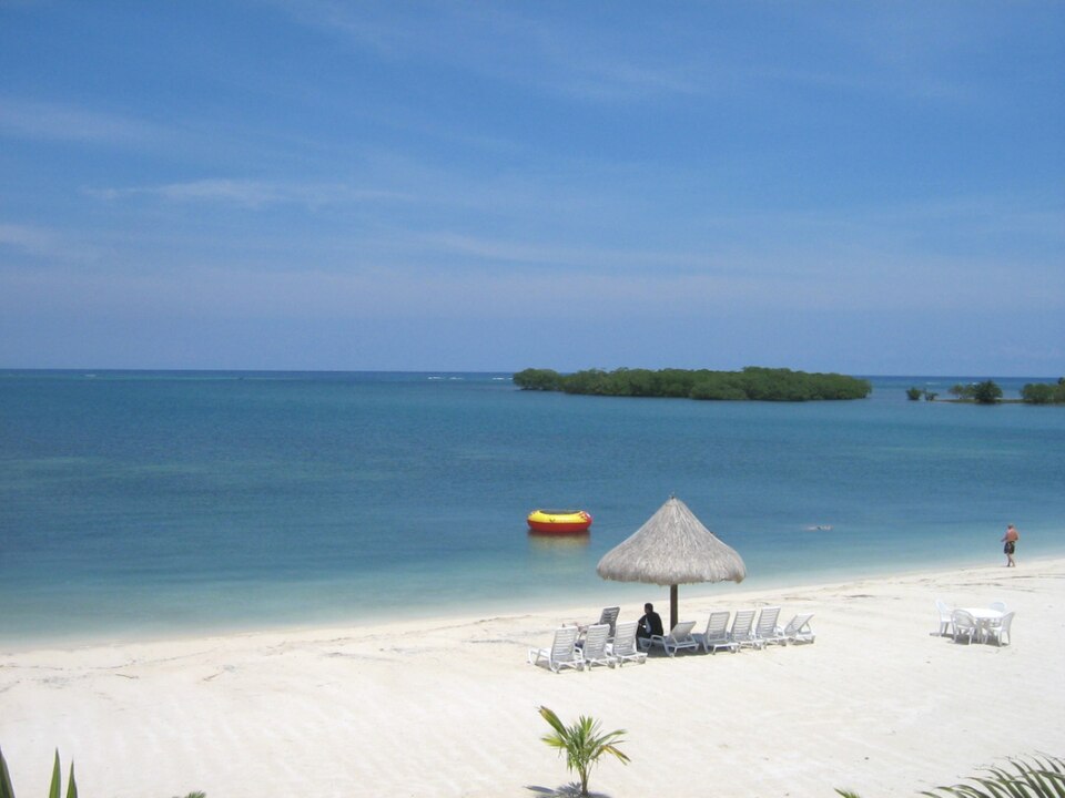 Honduras explained 2026 — a beach at Turquoise Bay on Roatán in the Bay Islands