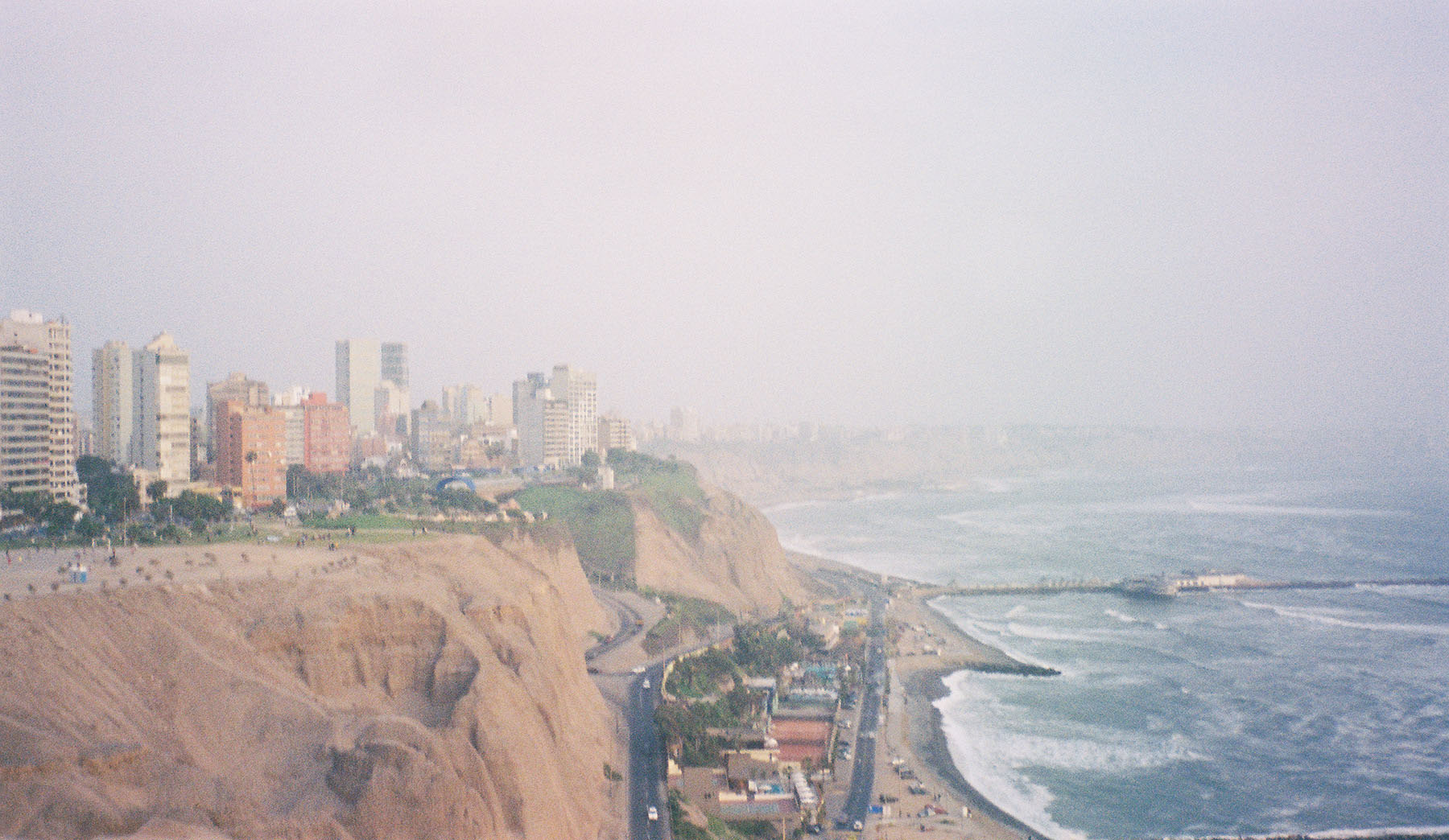The Costa Verde coastal road below the Miraflores cliffs in Lima, Peru, the seafront strip where Humbe plays Costa 21 on 1 November 2026