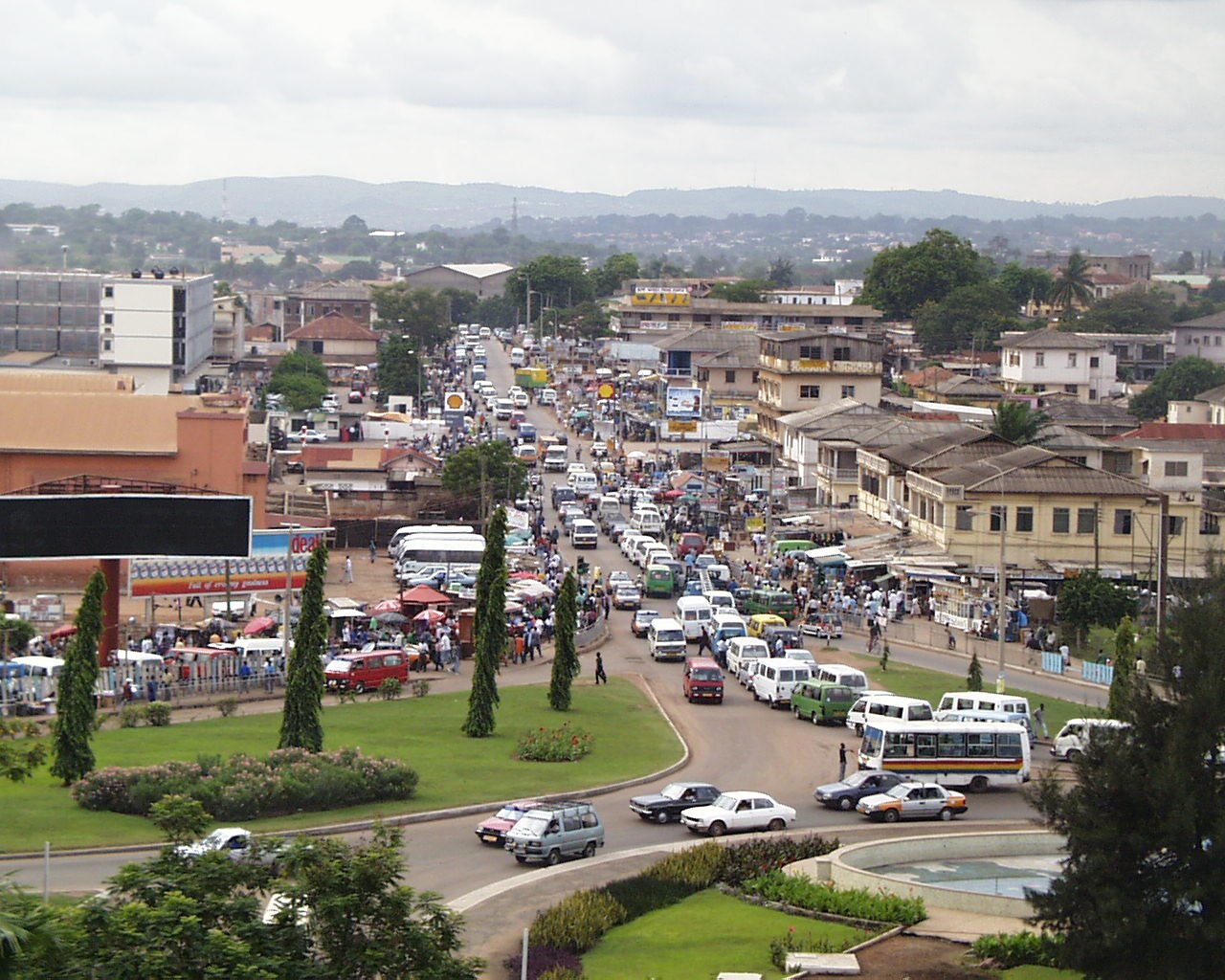 Heavy traffic on a main road in Accra, the congestion an Aayalolo contra-flow lane is meant to bypass
