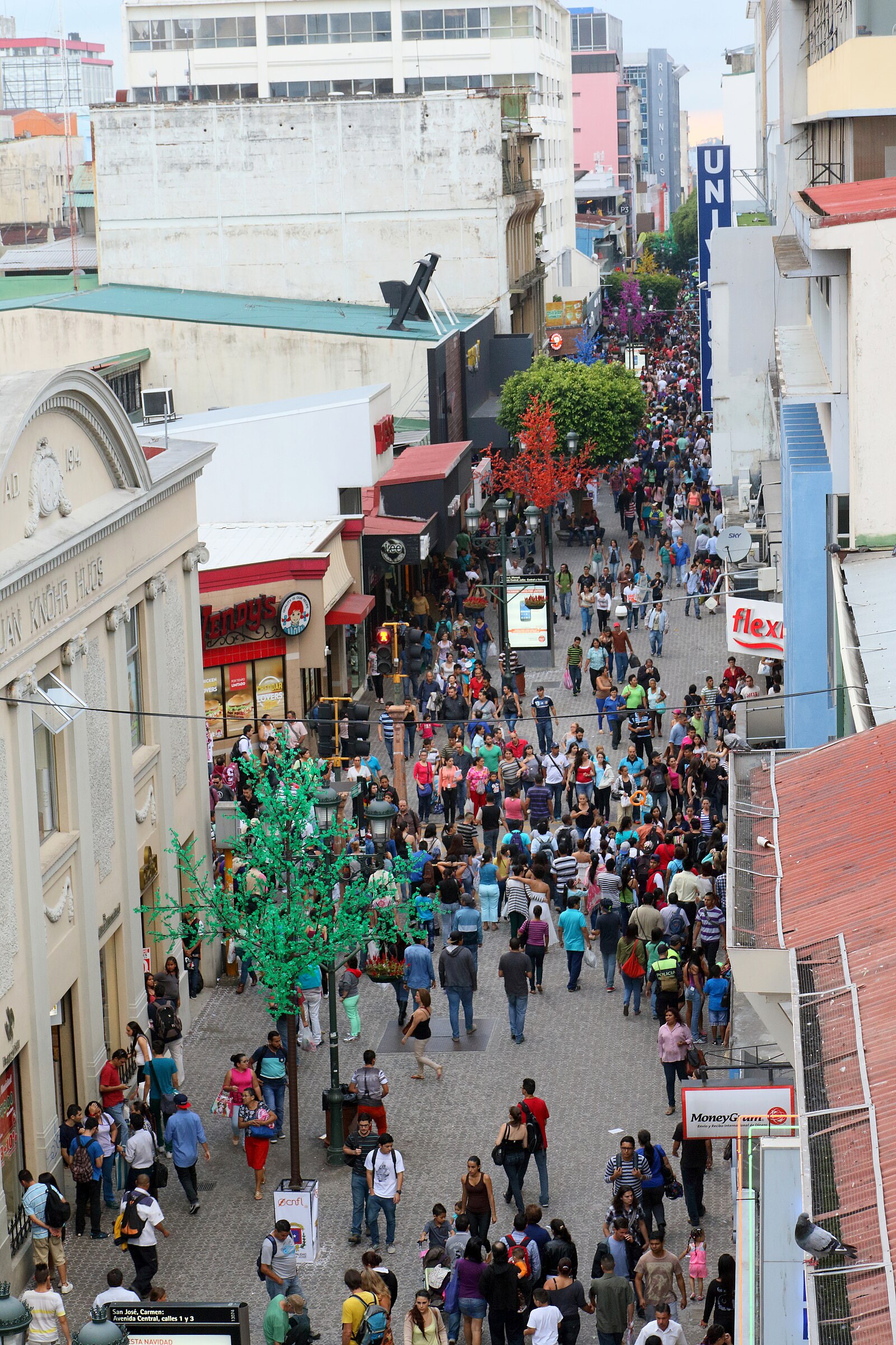Crowds on Avenida Central, the pedestrian shopping street in central San José