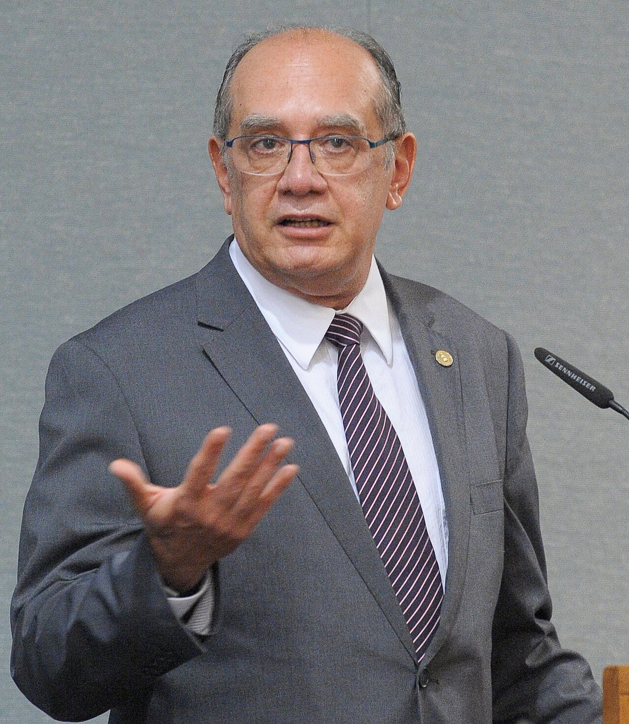 Supreme Court justice Gilmar Mendes speaking at a lectern in 2016
