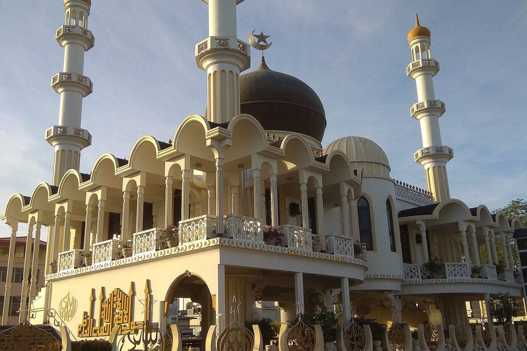 A mosque and street in central Paramaribo, Suriname