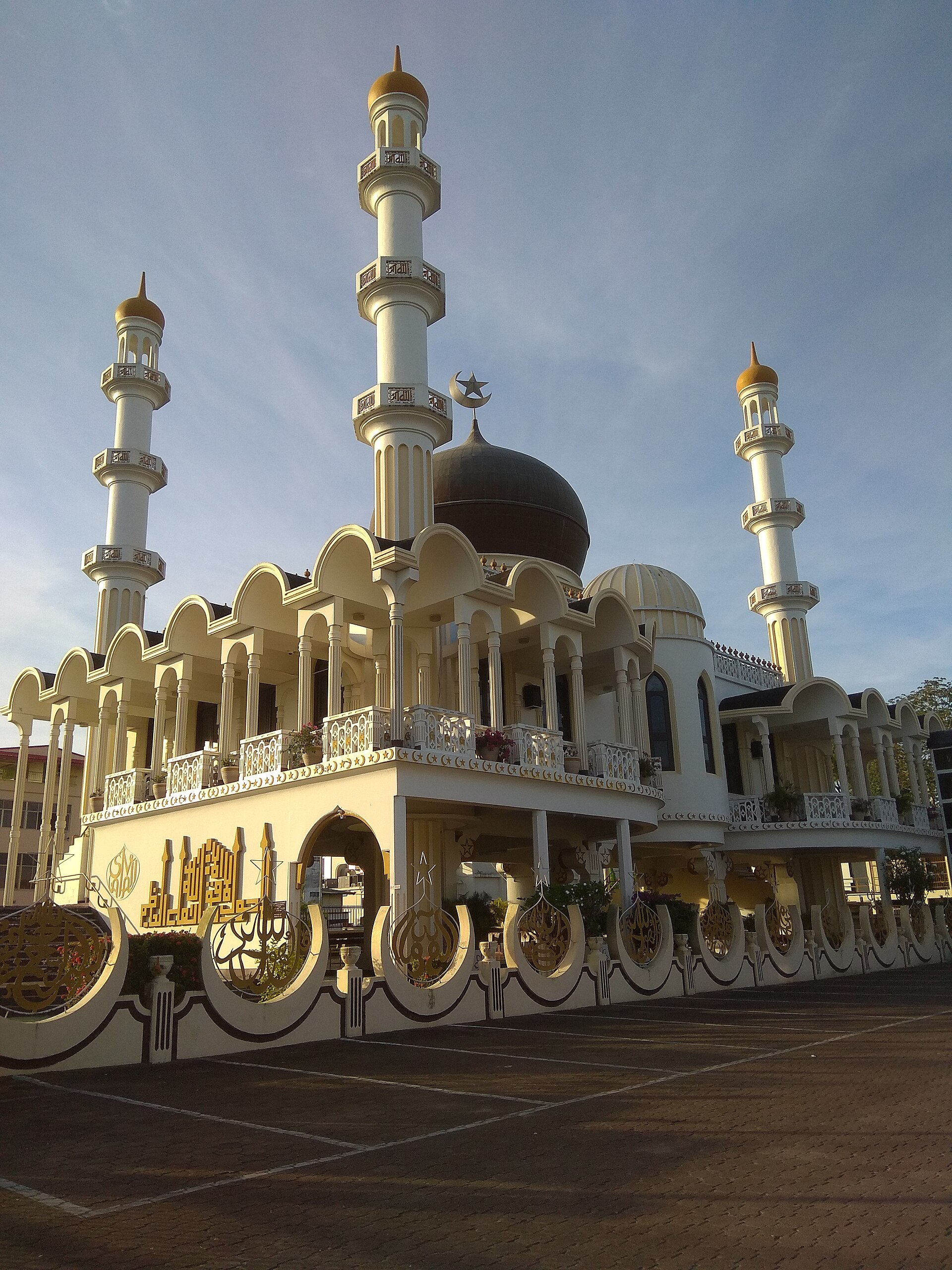 A mosque and street in central Paramaribo, Suriname