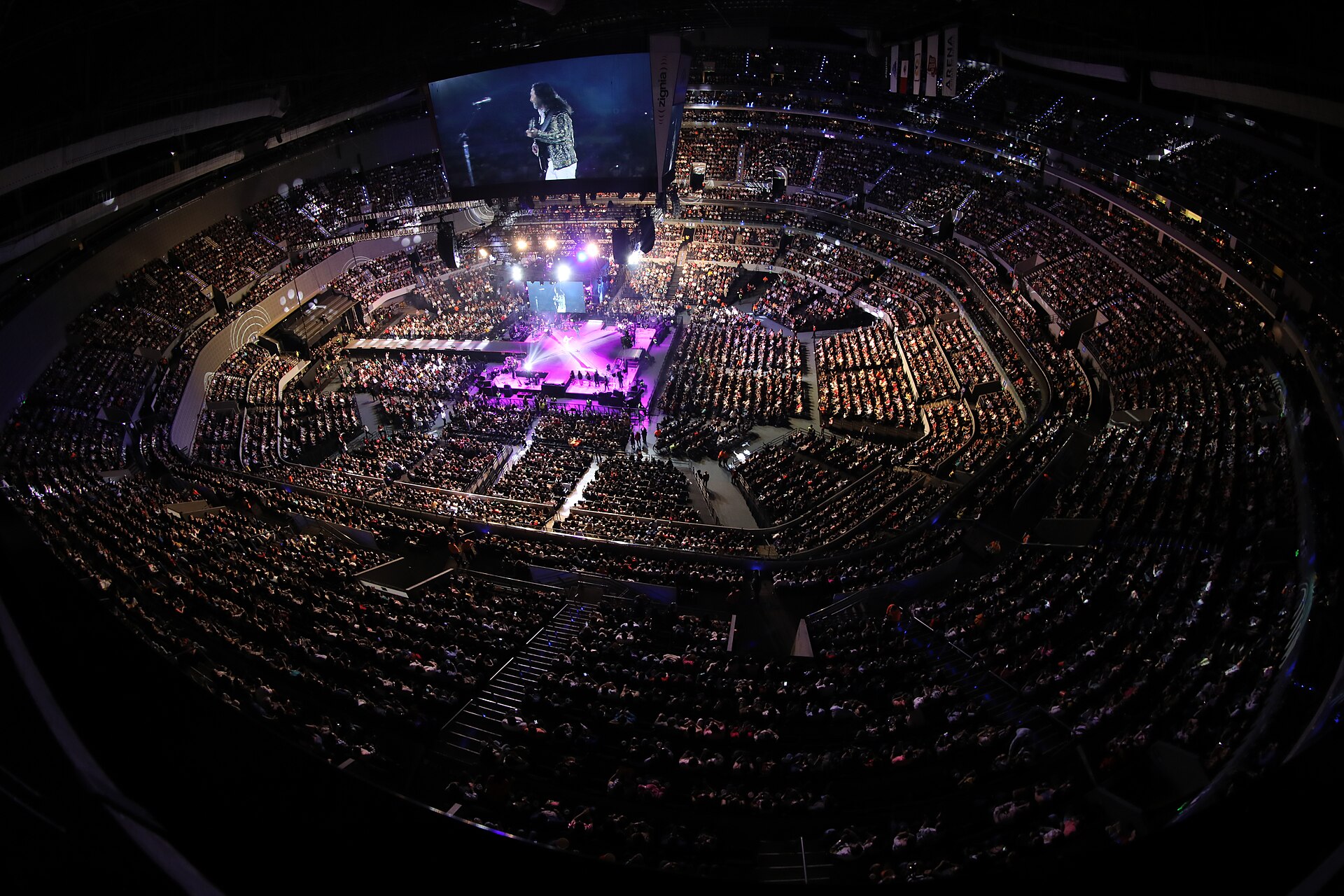 A packed arena during a Marco Antonio Solis concert