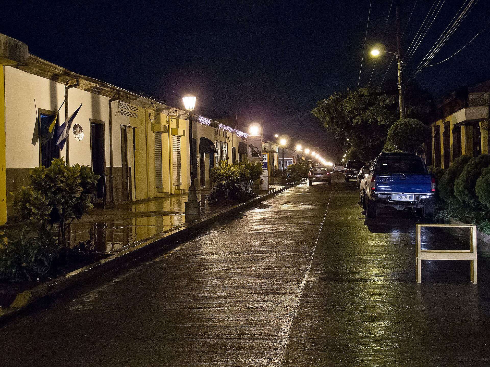 investing in El Salvador security — Paseo El Carmen in Santa Tecla at night