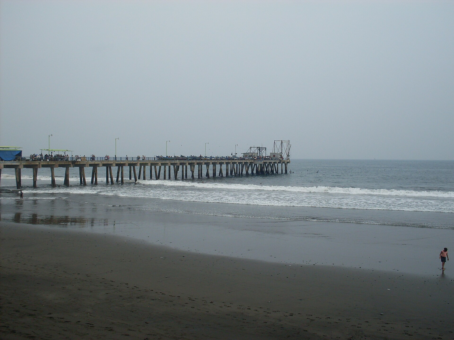 investing in El Salvador coast — the pier at Puerto de La Libertad