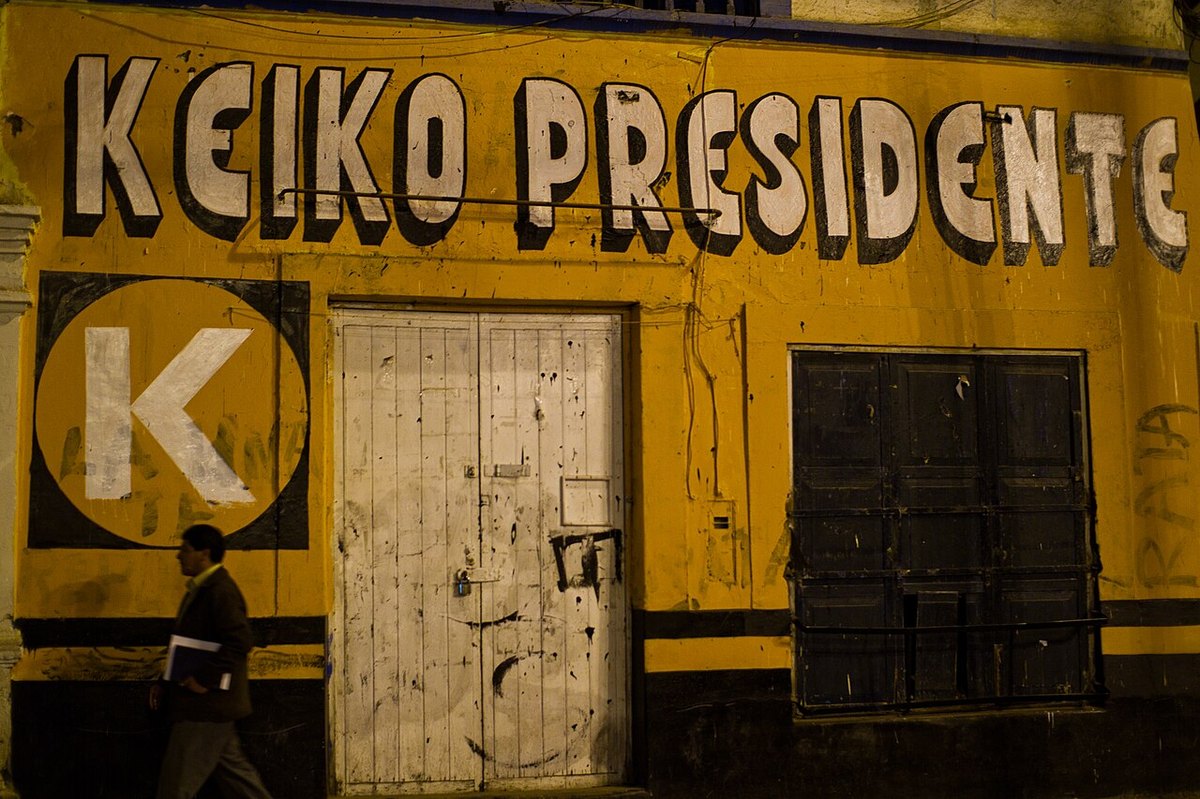 A yellow wall painted with the slogan Keiko Presidente in Peru
