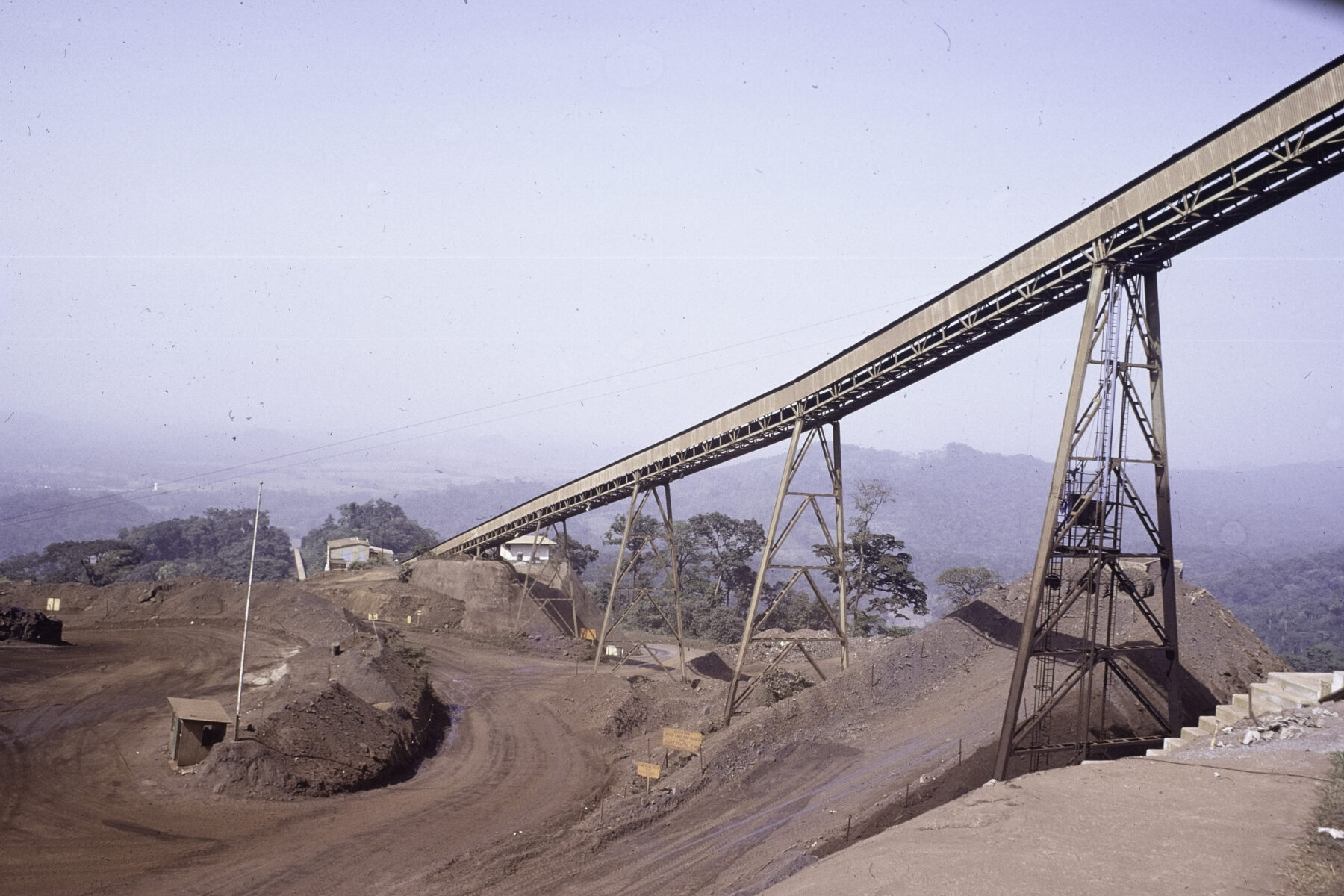 Open-pit iron ore mining at Yekepa in Nimba county, Liberia, in 1976 (Fred van der Kraaij, ASC Leiden, CC BY-SA 4.0, via Wikimedia Commons)