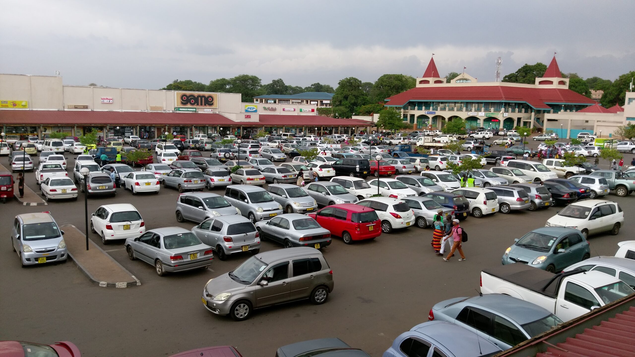 Malawi forex crisis — a shopping centre car park in Lilongwe
