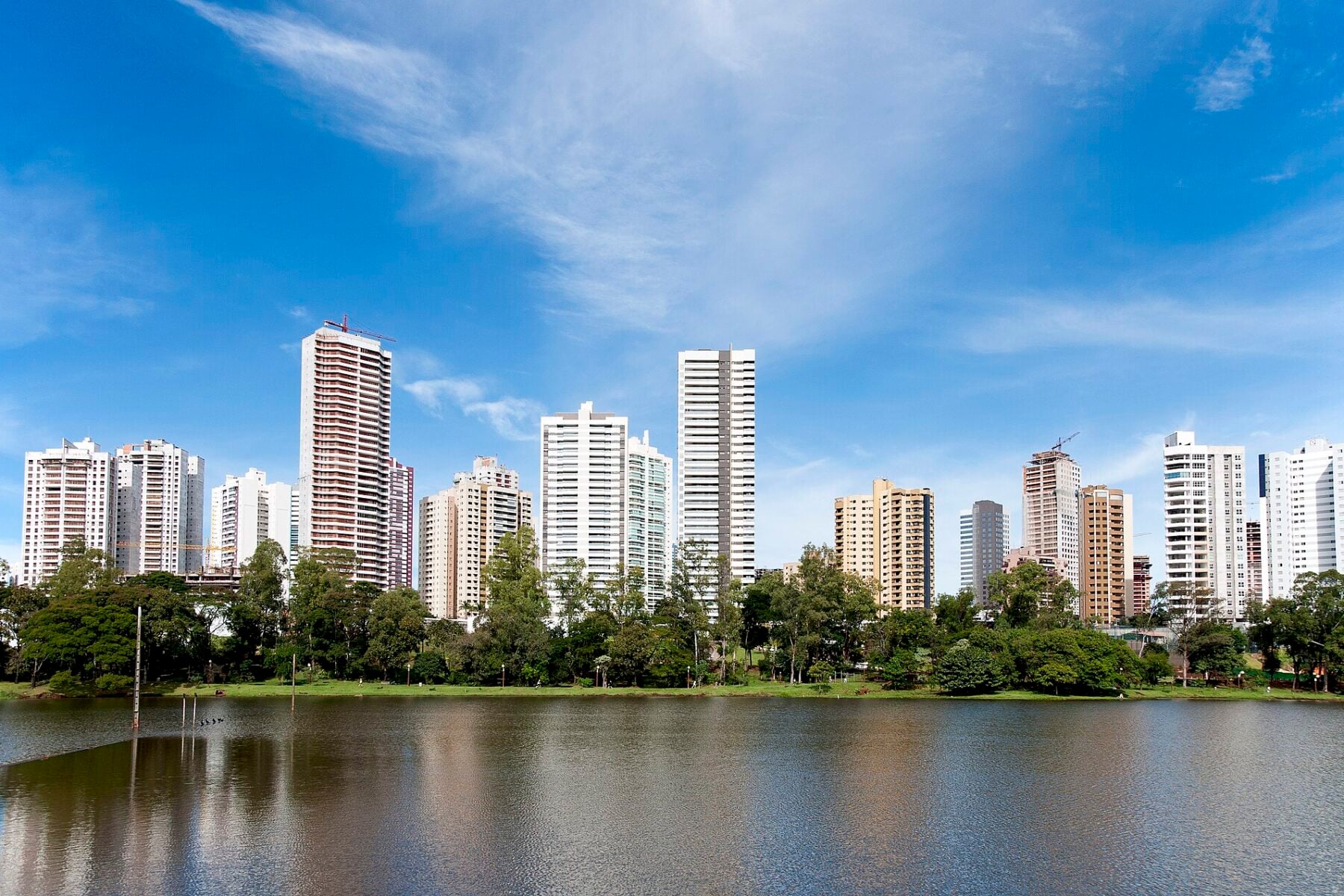 Lago Igapó and the high-rise skyline of Londrina, Paraná, Brazil, the city hosting the Londrina Rock Festival on 17 October 2026