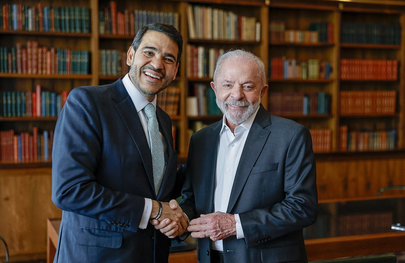 Supreme Court nominations: President Lula shakes hands with Jorge Messias at the announcement of his nomination to Brazil’s Supreme Court in November 2025