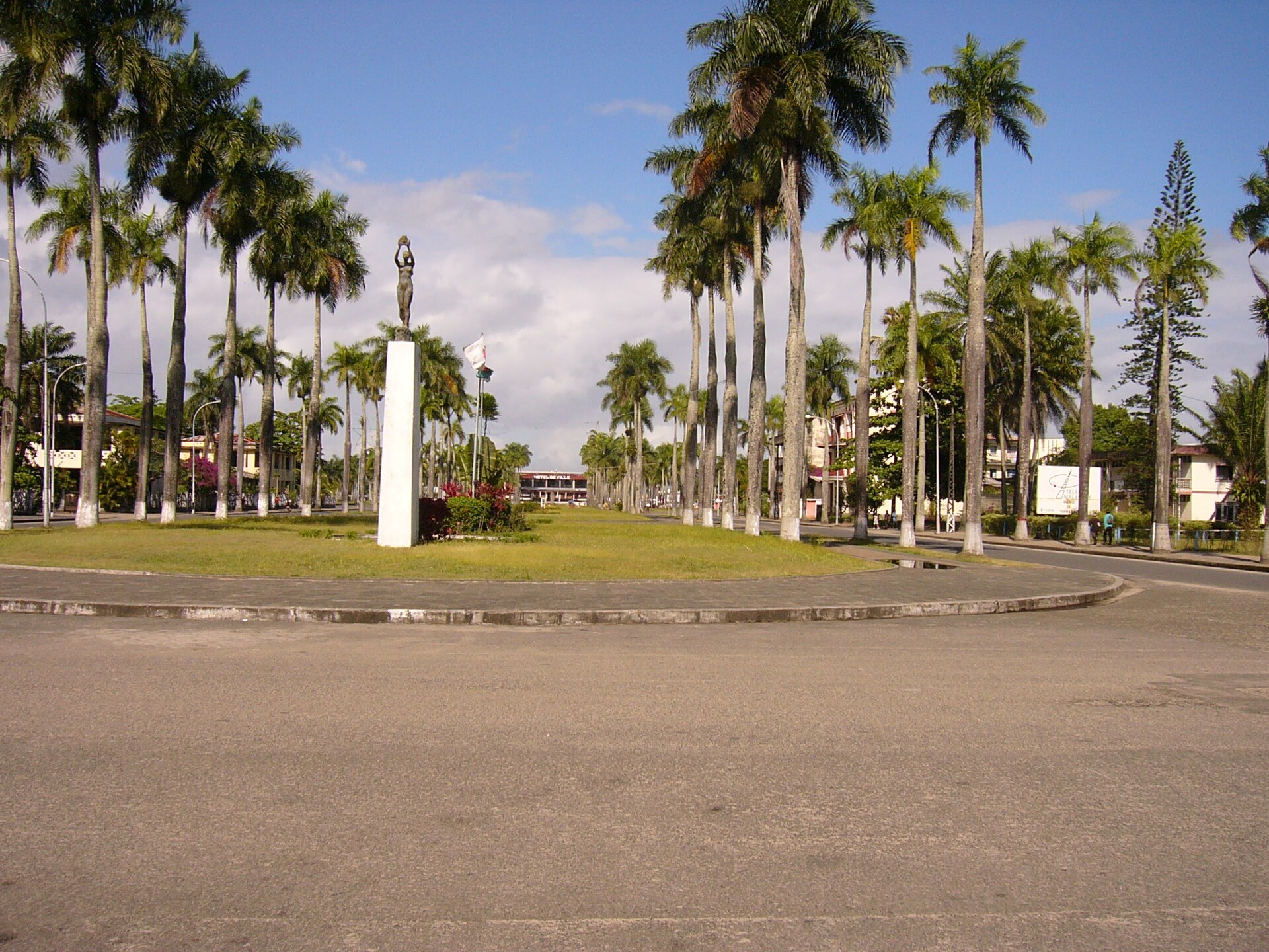 Madagascar explained: palm-lined boulevard in Toamasina, the main port