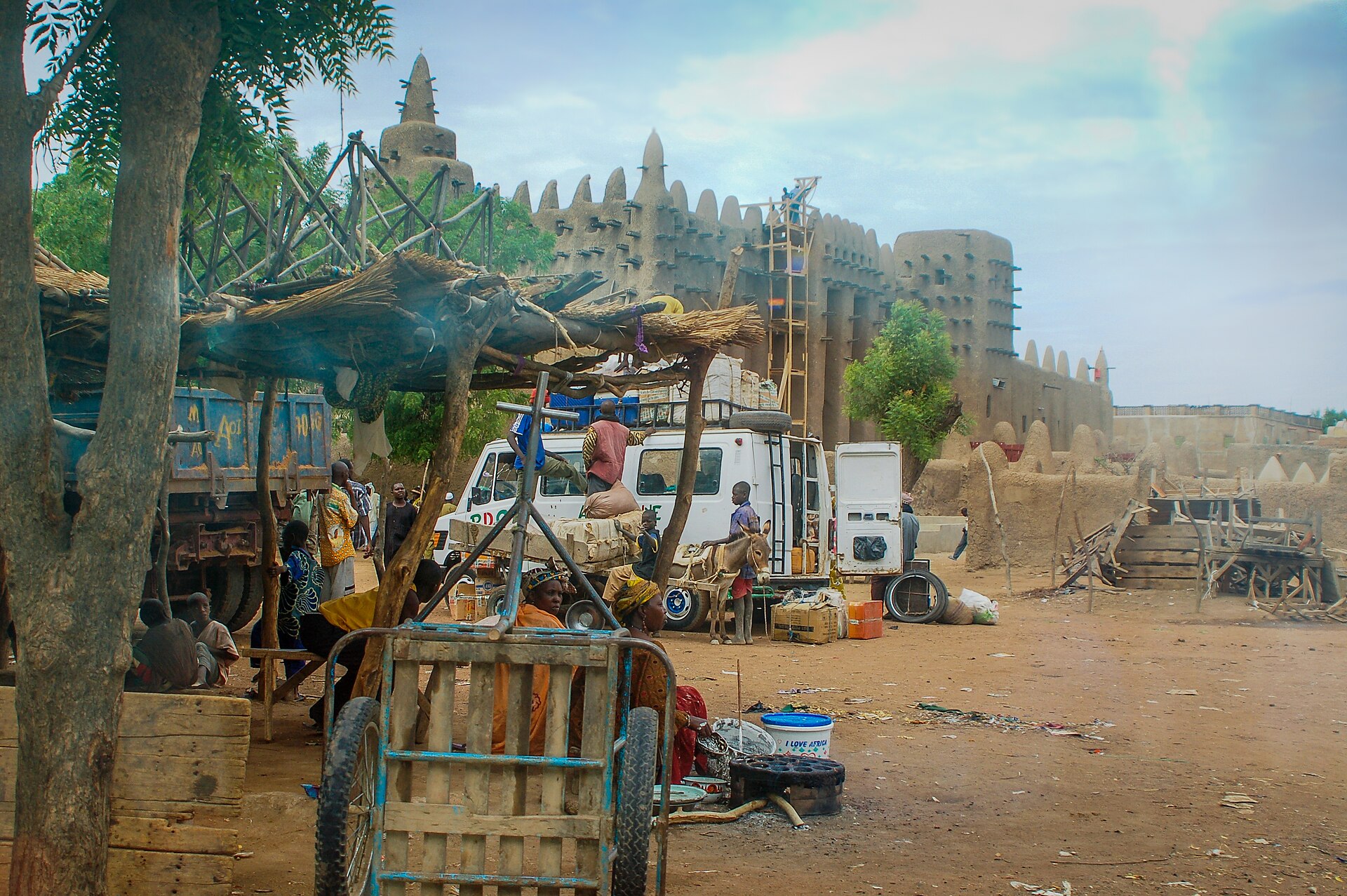 Mali explained: traders and a minibus at the market beside the Great Mosque of Djenné
