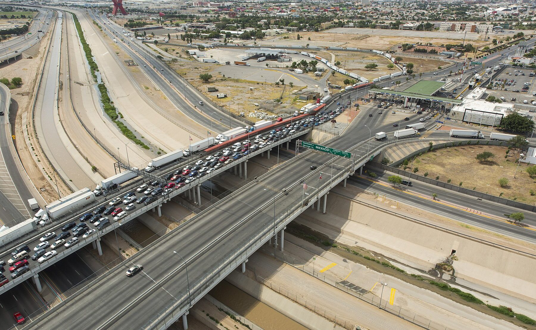 Mexico nearshoring and the USMCA — trucks on the Bridge of the Americas between Ciudad Juárez and El Paso