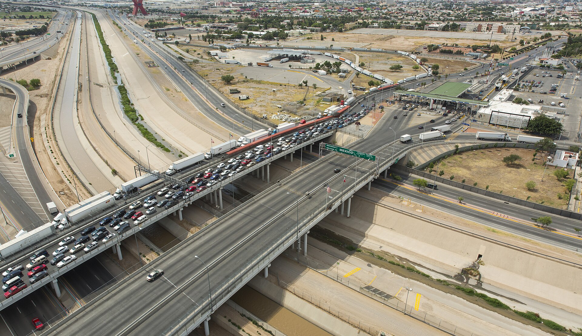 Mexico nearshoring and the USMCA — trucks on the Bridge of the Americas between Ciudad Juárez and El Paso