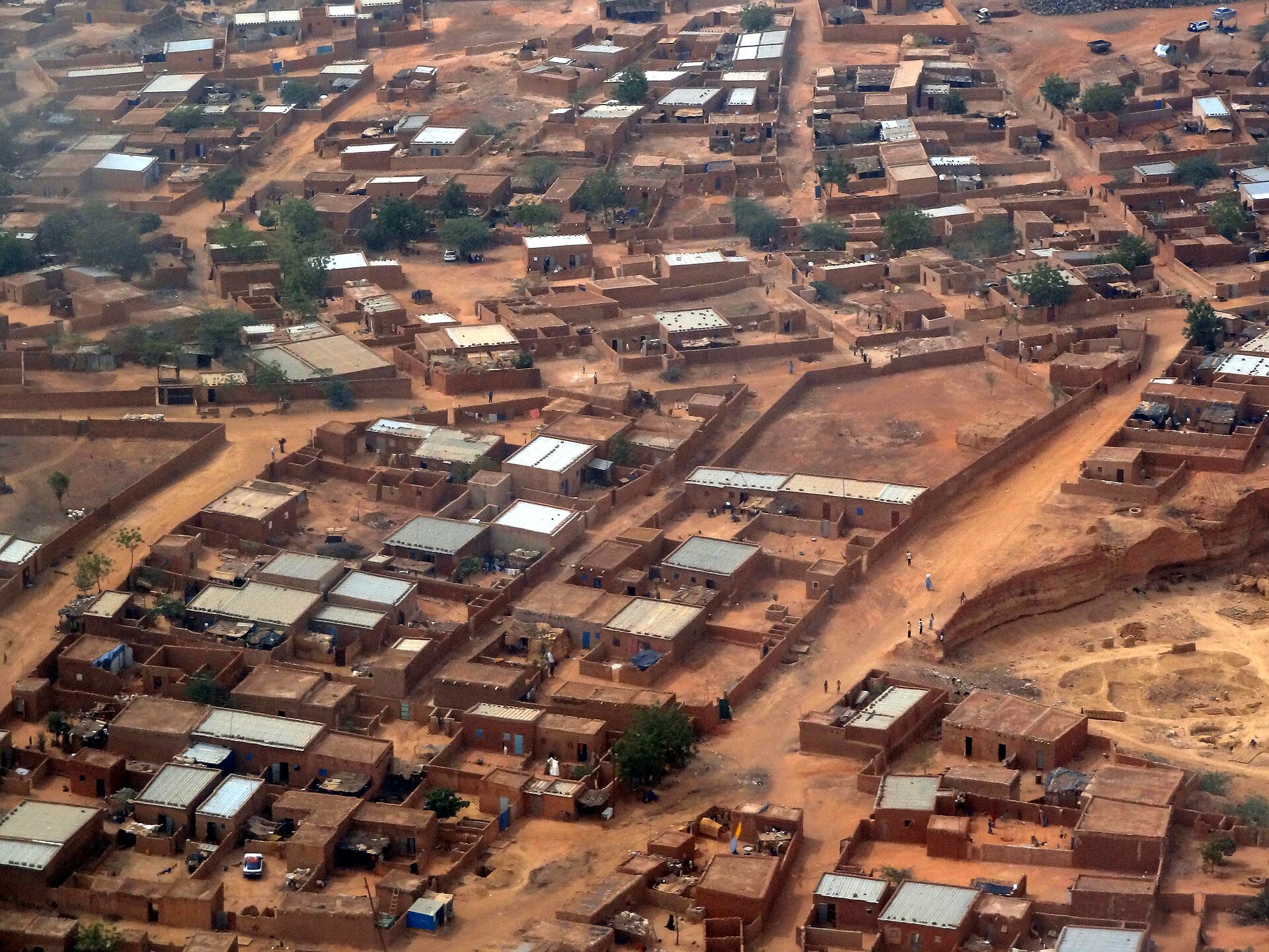 Niger explained 2026 — aerial view of mud-brick homes in Niamey