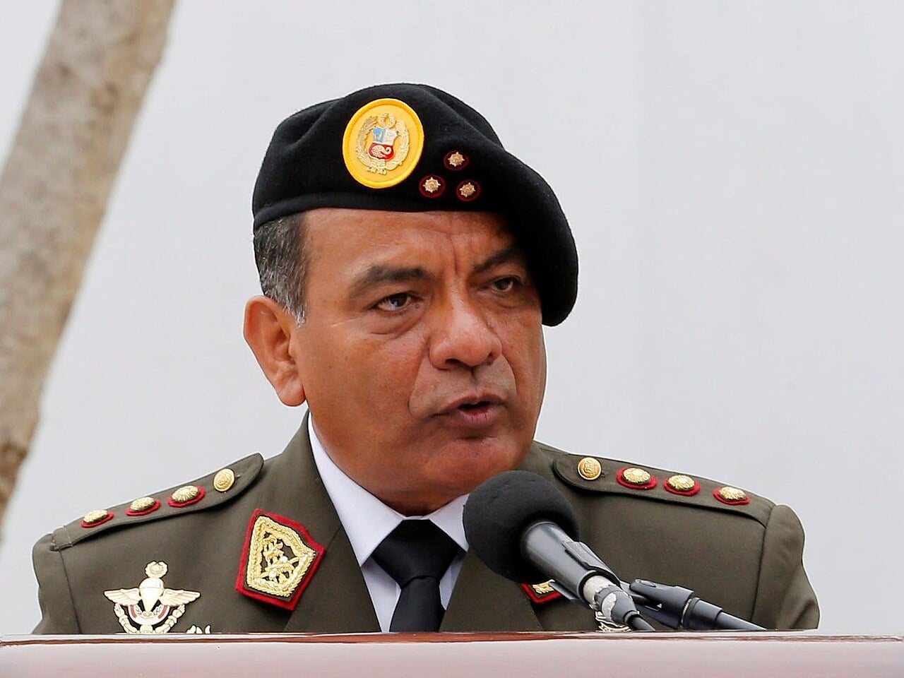  César Astudillo Salcedo, then an army general in uniform and beret, speaks at a lectern in 2016