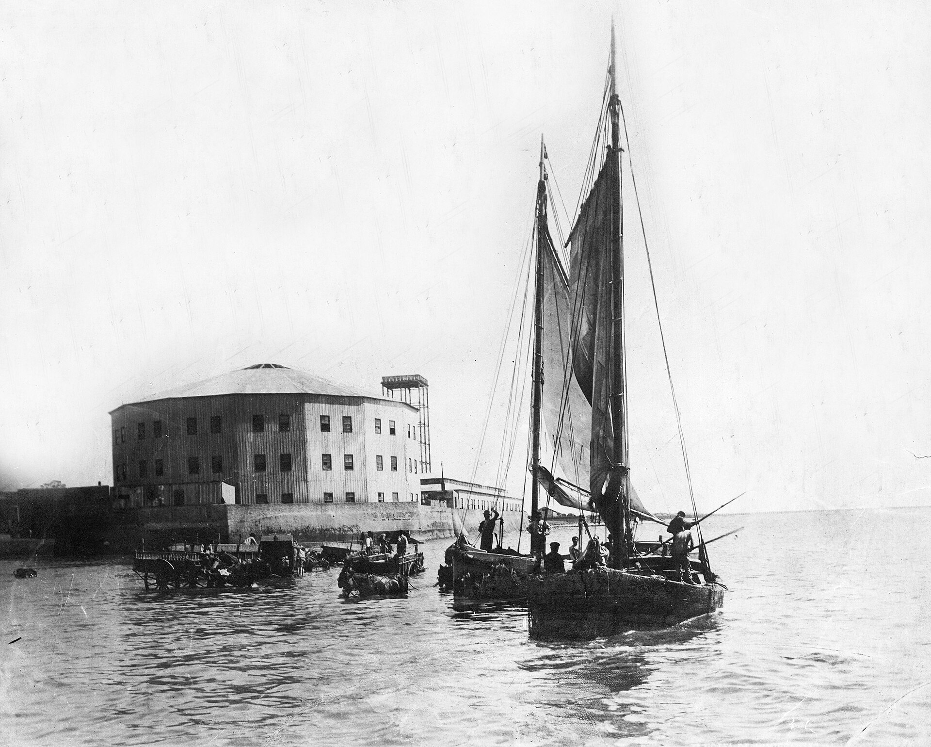 old immigrants hotel in Retiro Buenos Aires 1875 Argentina immigration history