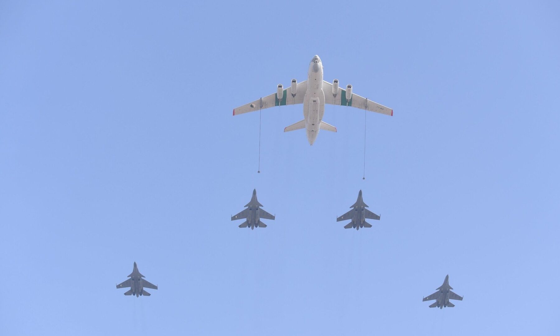 Algeria deploys jets to Niger - Algerian Su-30 fighters refuelling in flight