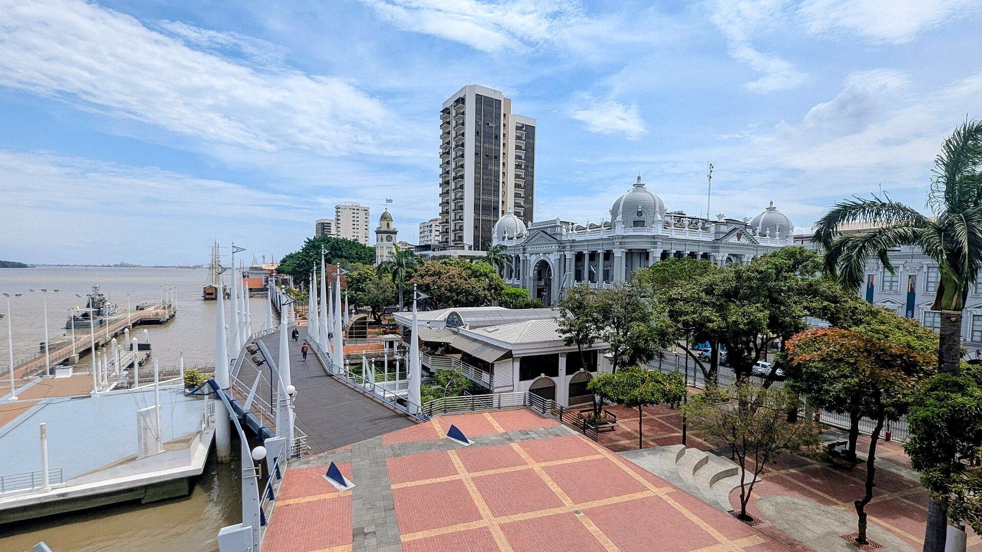 Mulino in Guayaquil - the Malecon 2000 waterfront and the Palacio Municipal