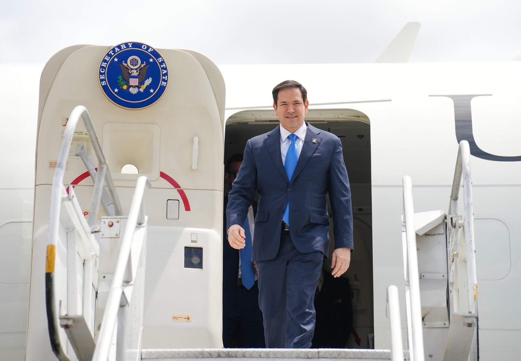 The US Secretary of State stepping off an aircraft in Guyana