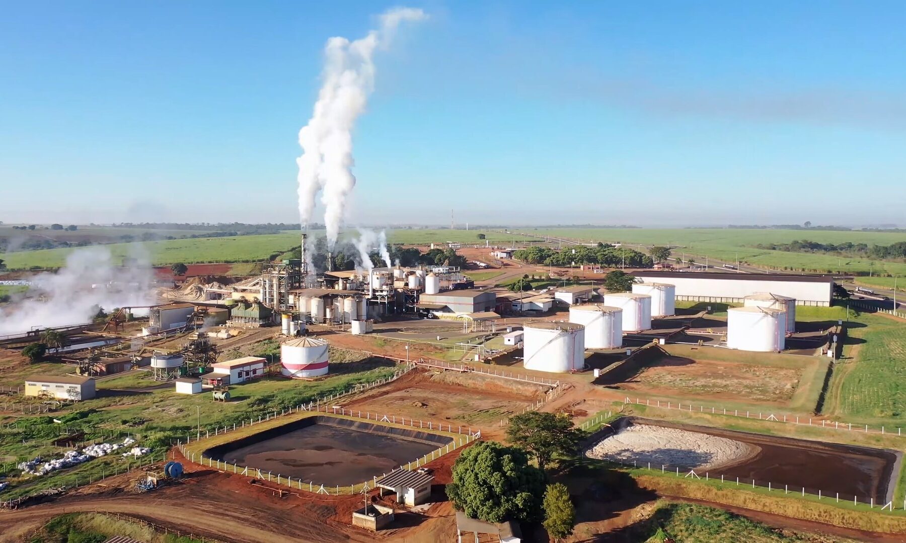 Aerial view of a Ra\u00edzen sugar and ethanol plant in Ara\u00e7atuba, S\u00e3o Paulo, Brazil