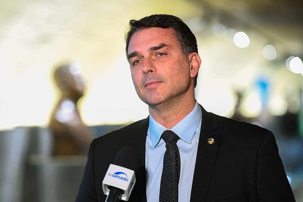 Flávio Bolsonaro senator speaking to journalists 2026