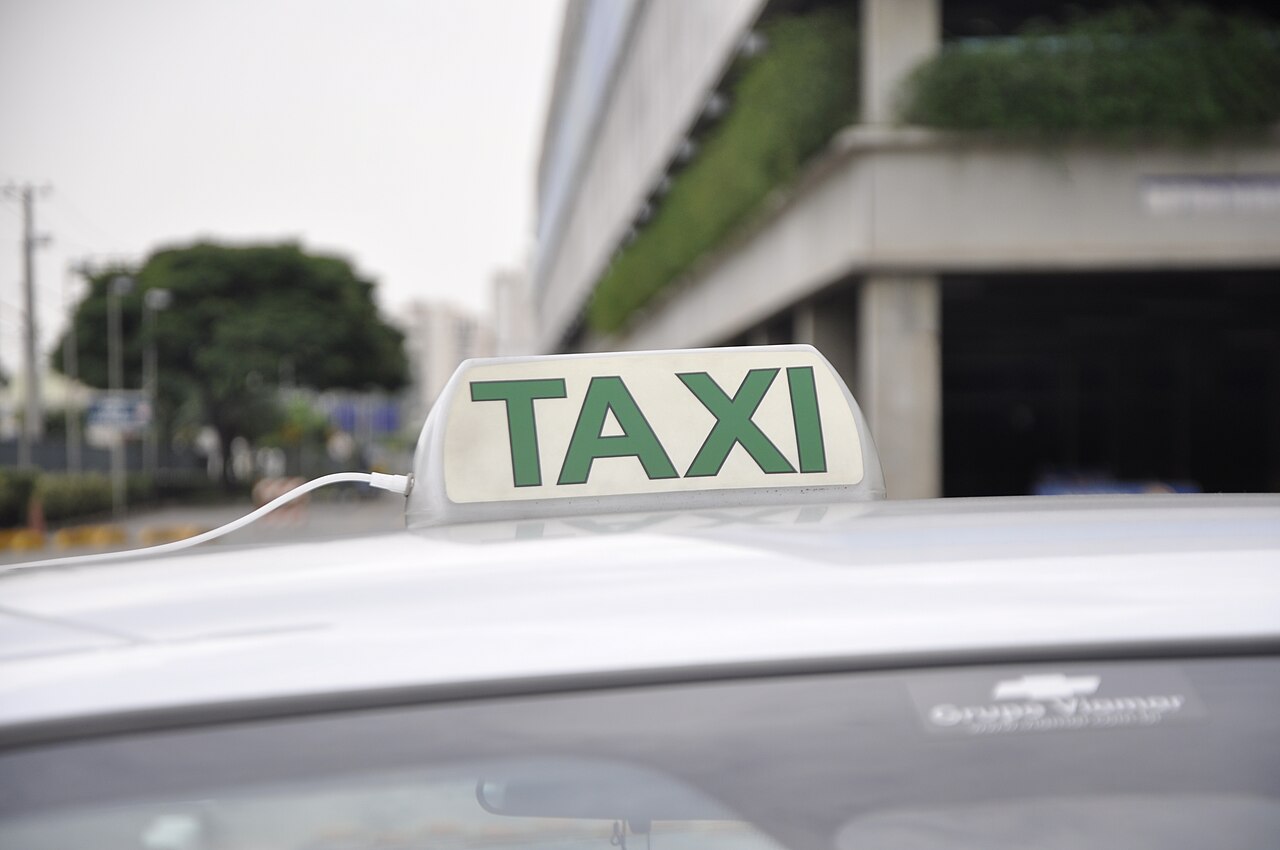 A taxi sign on a car roof in São Paulo (Photo: CC BY 2.0, via Wikimedia Commons)