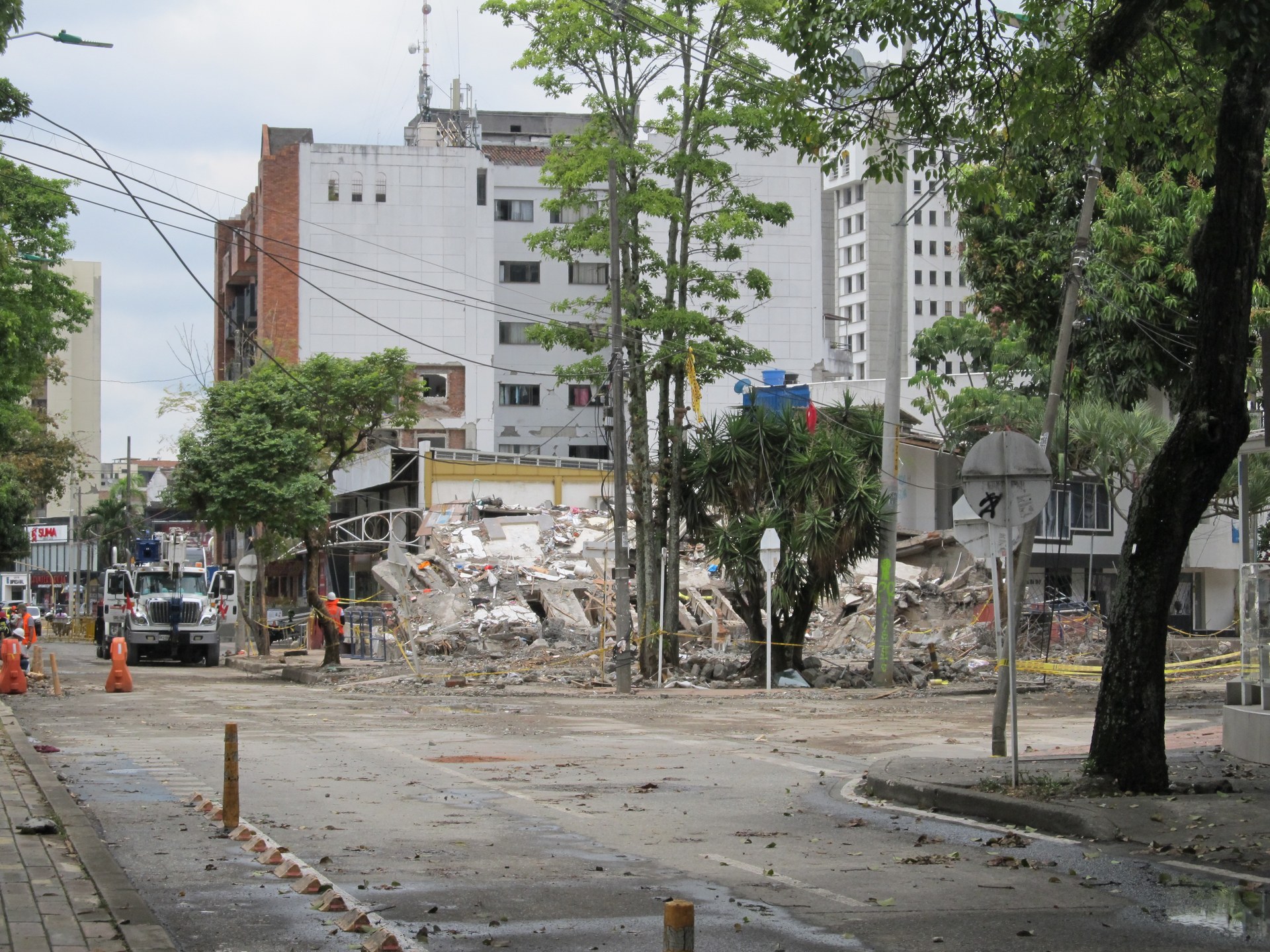 Colombia earthquake — rubble of a collapsed building on Carrera 39 in Cali after the August 10, 2026 earthquake, with rescue vehicles and cordoned streets