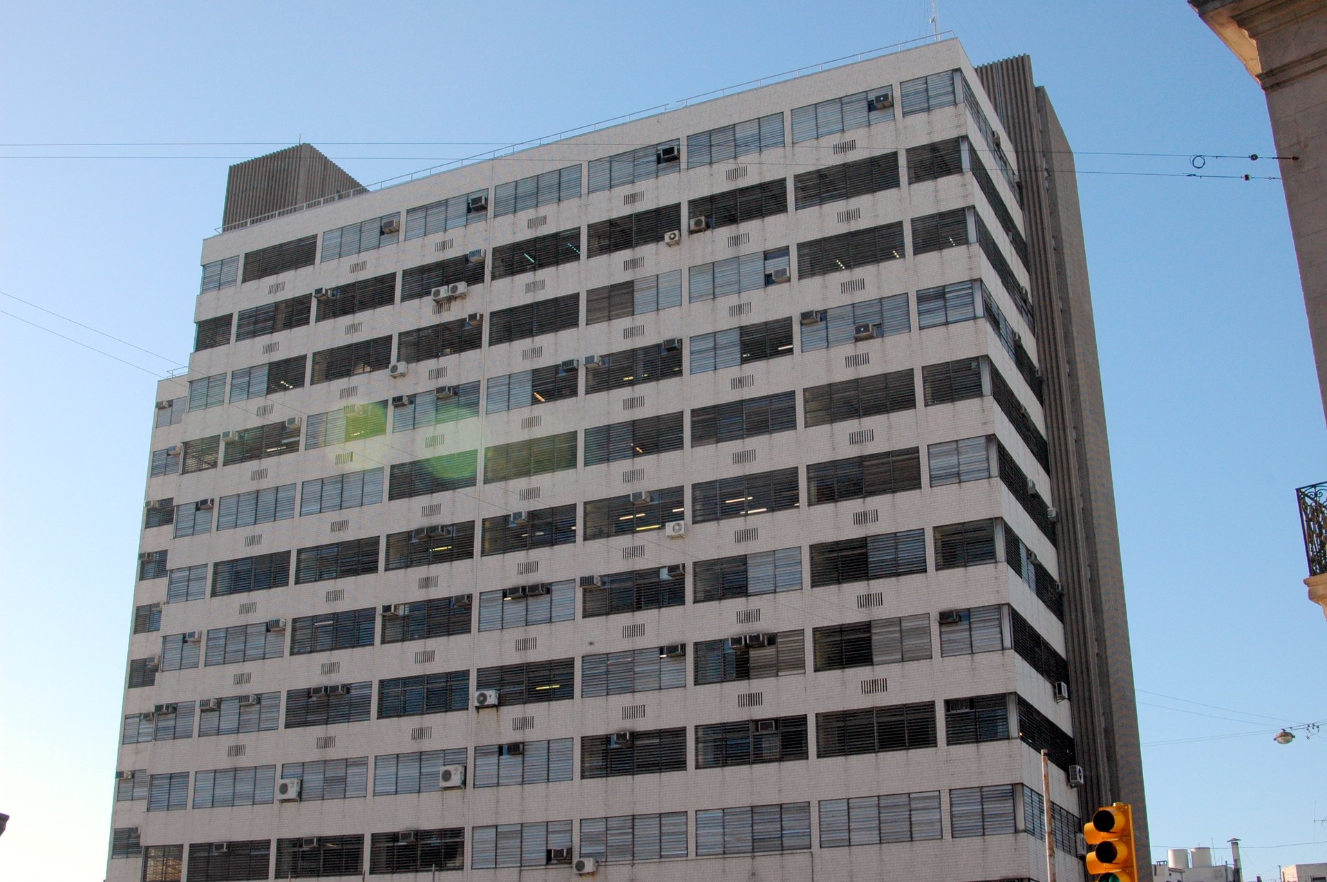 The headquarters tower of the Banco Central del Uruguay in Montevideo, seen from Calle 25 de Mayo