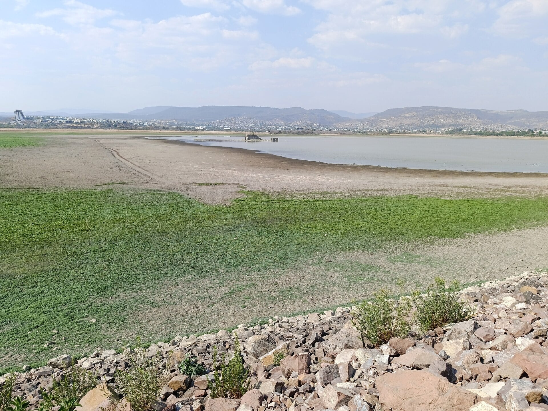 Severely low water level at the El Palote dam in León, Guanajuato, during drought in May 2025