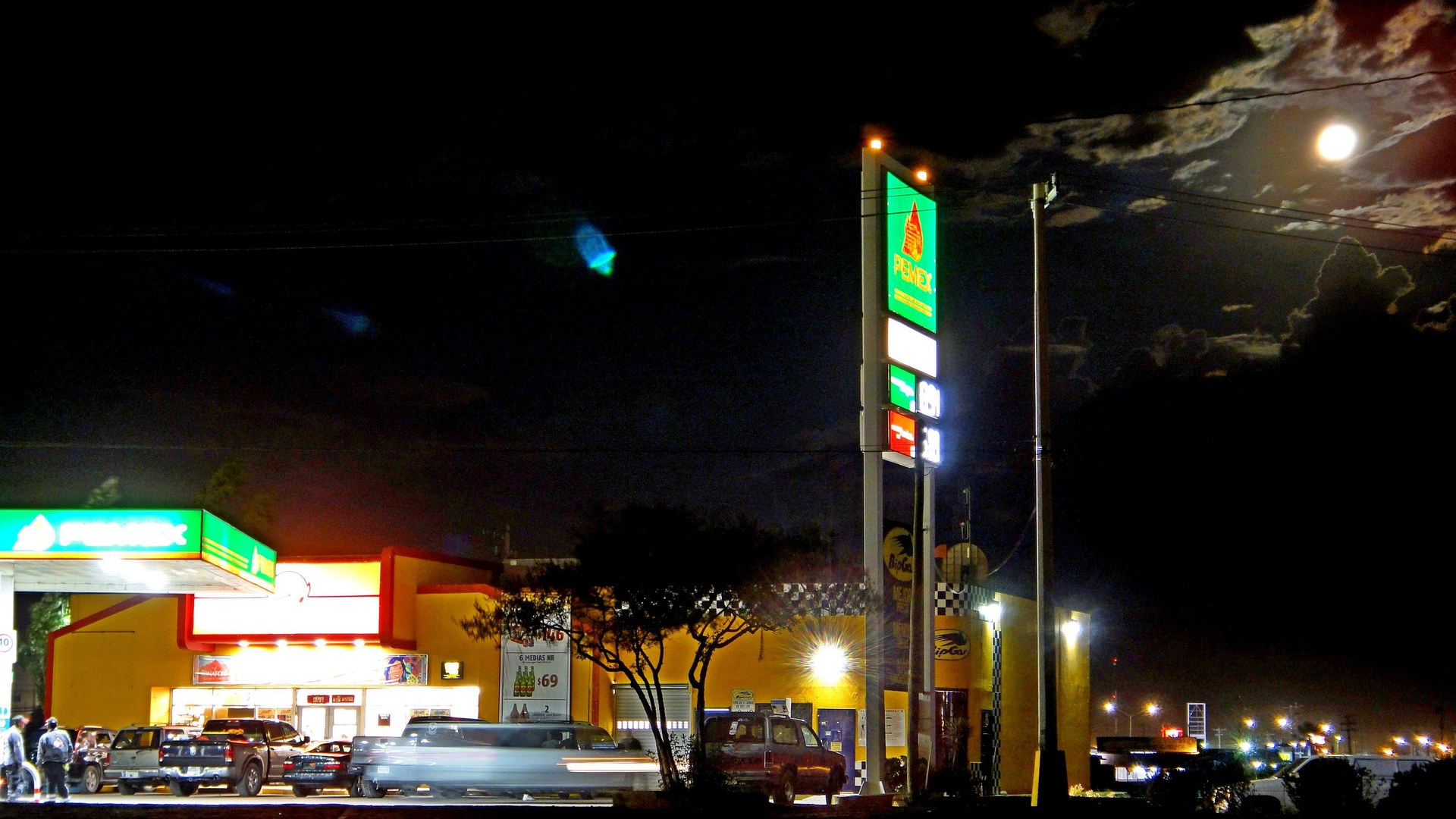 Mexico fuel price pact — a Pemex filling station at night; the renewed voluntary pact keeps regular gasoline below 24 pesos (about US$1.41) a litre until February 2027
