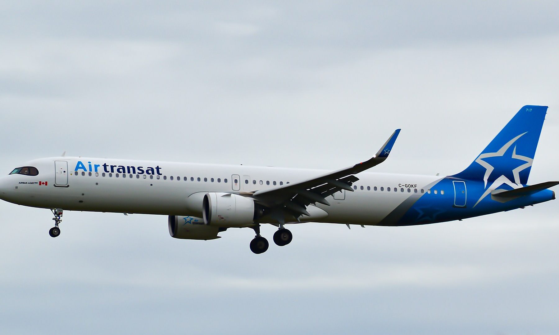 Air Transat Airbus A321neo on approach to Toronto Pearson