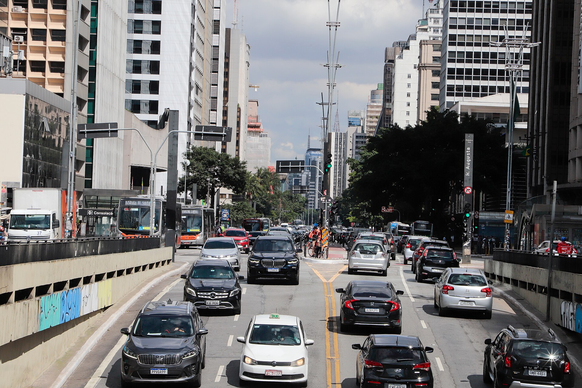 Traffic on Avenida Paulista in São Paulo, with city buses at the Consolação stop