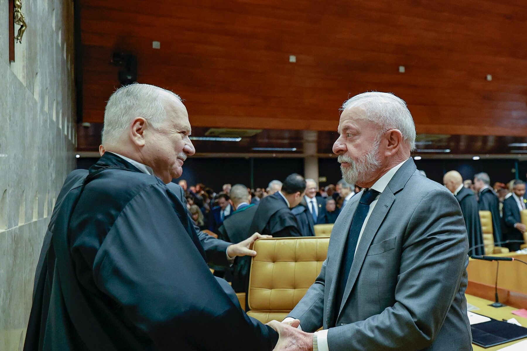 Justice Edson Fachin shakes hands with President Lula in the plenary chamber of Brazil's Supreme Court