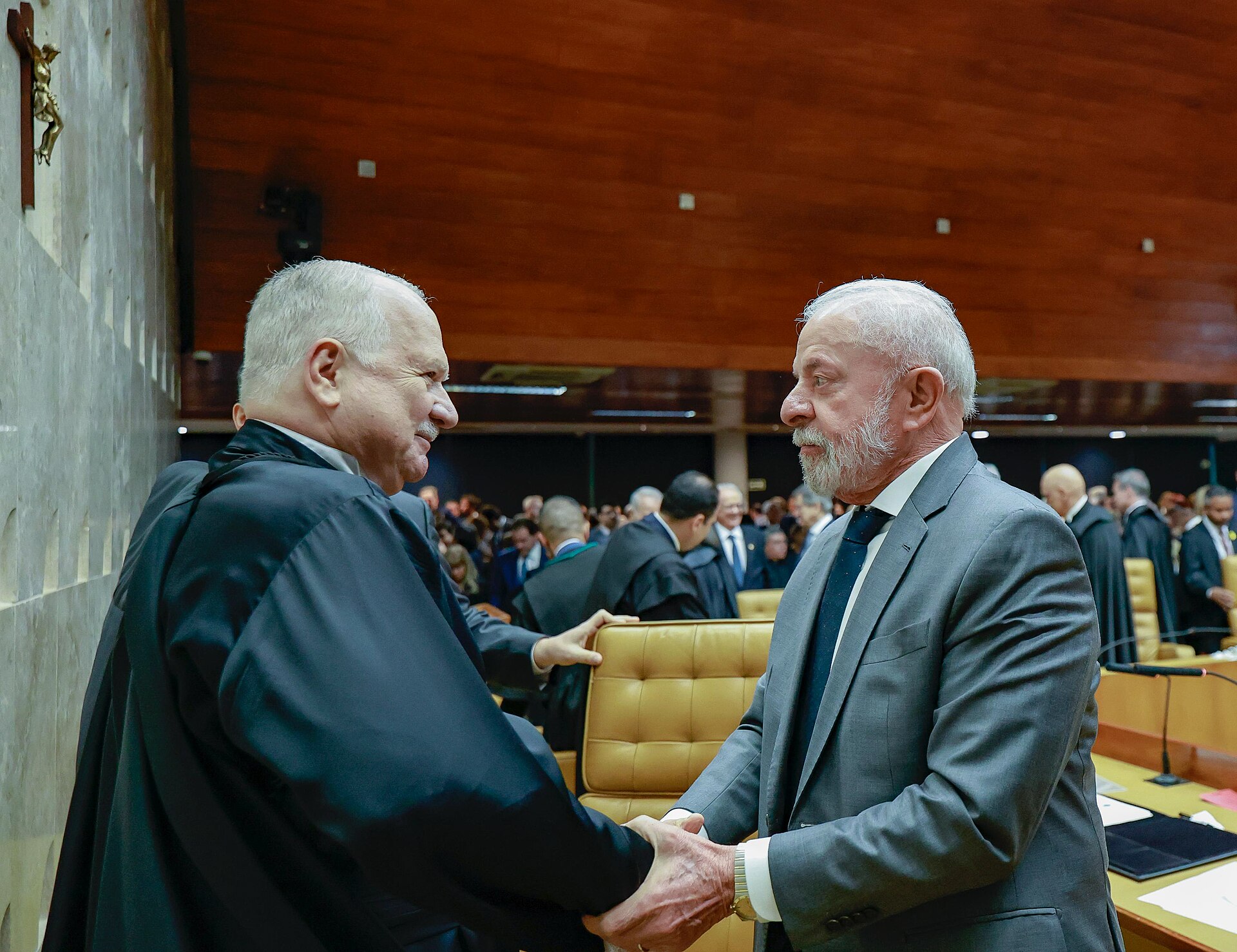 Justice Edson Fachin shakes hands with President Lula in the plenary chamber of Brazil's Supreme Court