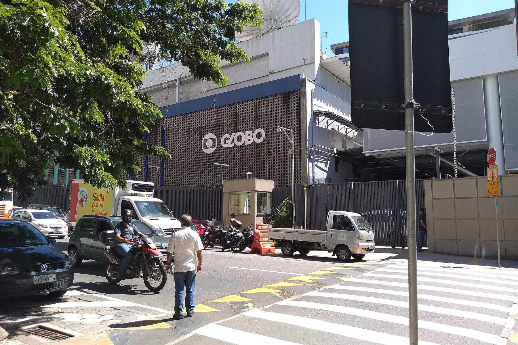 The TV Globo building in Rio de Janeiro with the Globo logo on its facade and satellite dishes on the roof