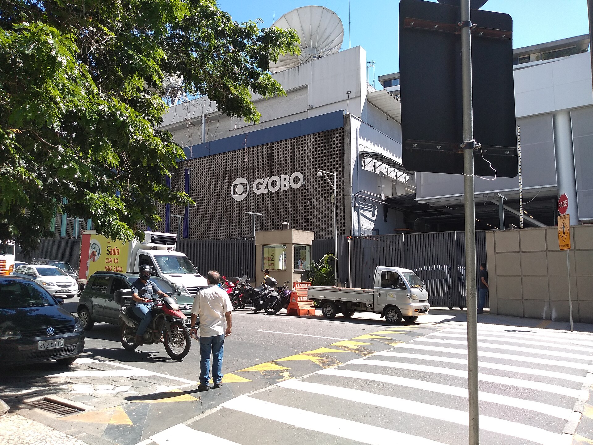 The TV Globo building in Rio de Janeiro with the Globo logo on its facade and satellite dishes on the roof