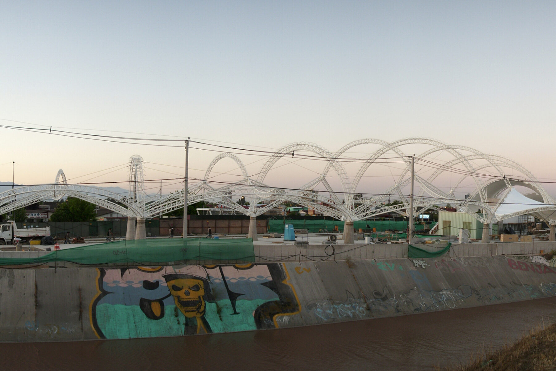 The steel arches of Santiago Metro’s Del Sol station rising over a construction site