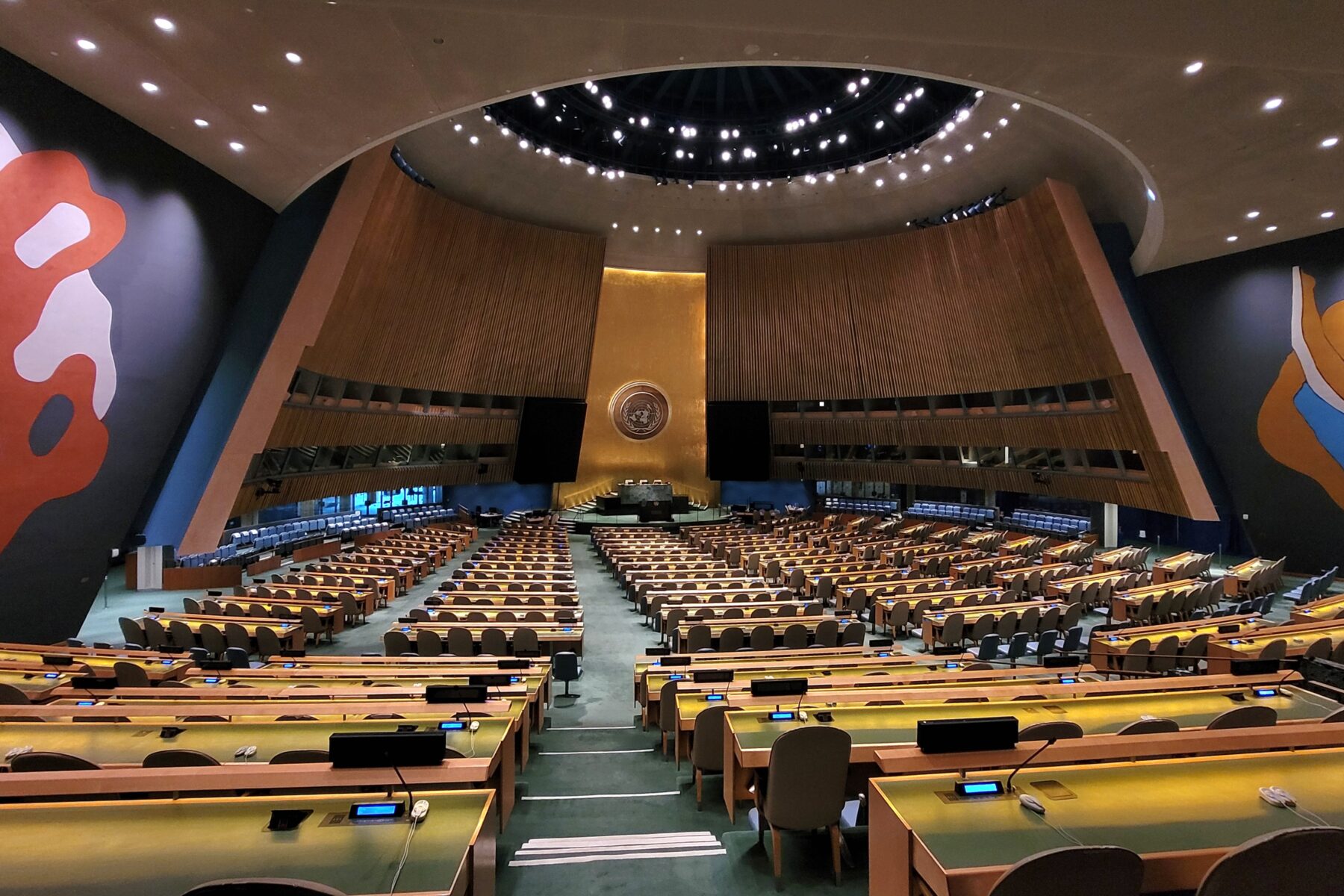 The United Nations General Assembly hall in New York (Mojnsen, CC BY-SA 4.0, via Wikimedia Commons)